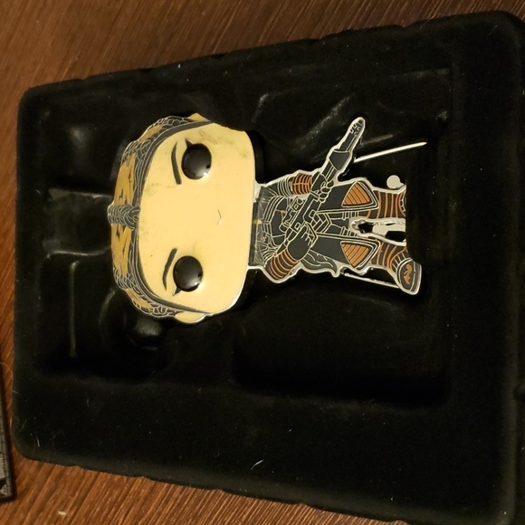 Funko Pop Pin Star Wars Mandalorian FENNEC SHAND SE 4 Inch Enamel Pin - Picture 6 of 6